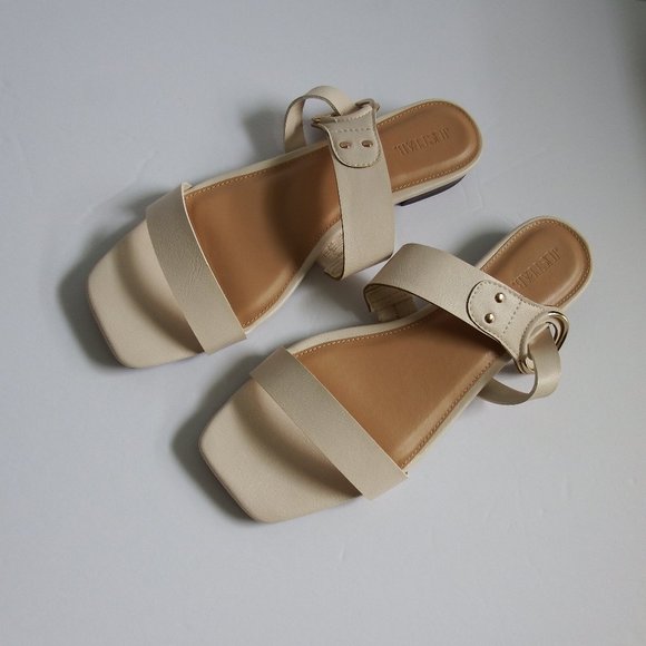 NWOT Cream Flat Slip On Sandals 10 - Picture 1 of 4